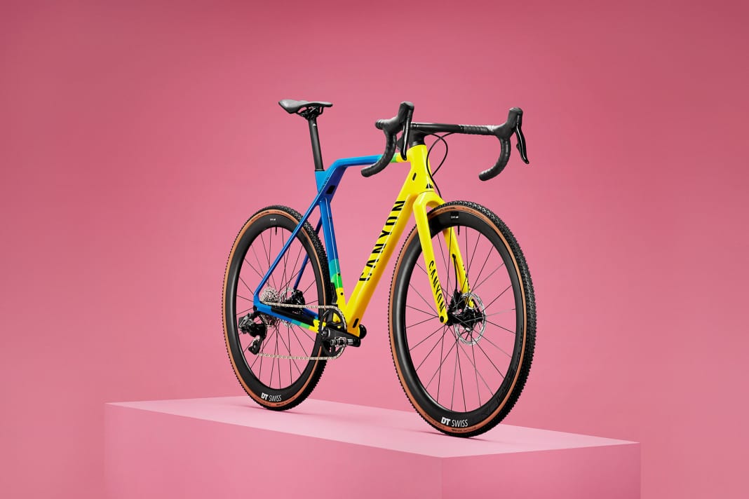 Das Inflite CF SL 8 in Gelb, Blau und Grün