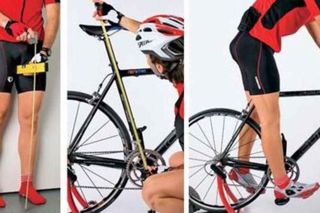 Links: Messung der Innenbeinlänge: Vor eine Wand stellen, Füße leicht auseinander, Wasserwaage an der Wand anlegen, im Schritt anpressen (entsprechend dem Satteldruck) und Distanz zum Boden messen.
Mitte: Aus der Innenbeinlänge ergibt sich multipliziert mit 0,89 die Sitzhöhe – das ist der Abstand von der Tretlagermitte zur Sitzfläche. Die Toleranz liegt bei etwa plus/minus 10 Millimetern, bedingt durch unterschiedliche Pedal- und Schuhtypen.
Rechts: Schnelltest: Mit flachem Rennschuhabsatz ist das Bein locker durchgestreckt, wenn die Ferse auf das Pedal gestellt wird.

Besser lang als tief: vier Lenkerpositionen im Vergleich