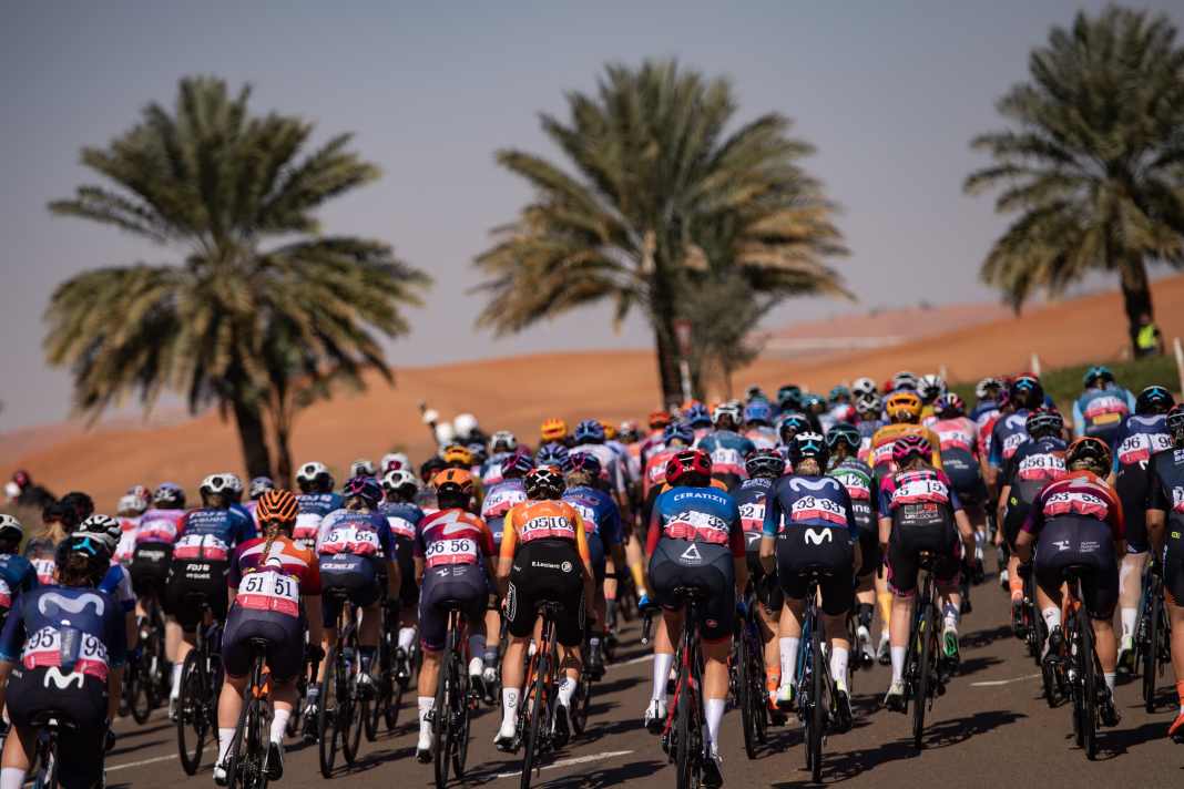 Ein paar Palmen stehen auch am Wegesrand, doch viel ist Wüste und Stadt: 2024 steigt die 2. Auflage der UAE Tour Women.