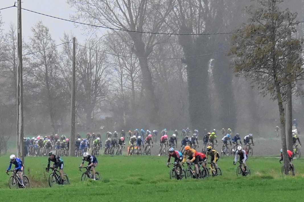 Brügge-De Panne ist das Musterbeispiel für ein Rennen auf engen und windanfälligen Straßen.