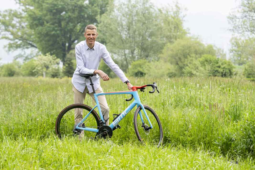 Es ist ein ungewohnter Anblick, Michael Schär in Hemd und Hose statt eines Rennanzuges. Im neuen Jahr wird das häufiger der Fall sein, Schär wird Sportlicher Leiter bei Lidl-Trek. Dem voraus gingen aber zunächst 18 Jahre als Profi.