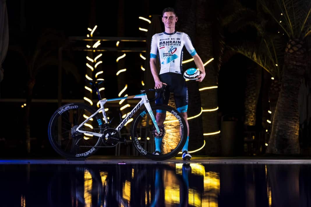 Matej Mohoric präsentiert das neue Trikot von Bahrain-Victorious für 2024
