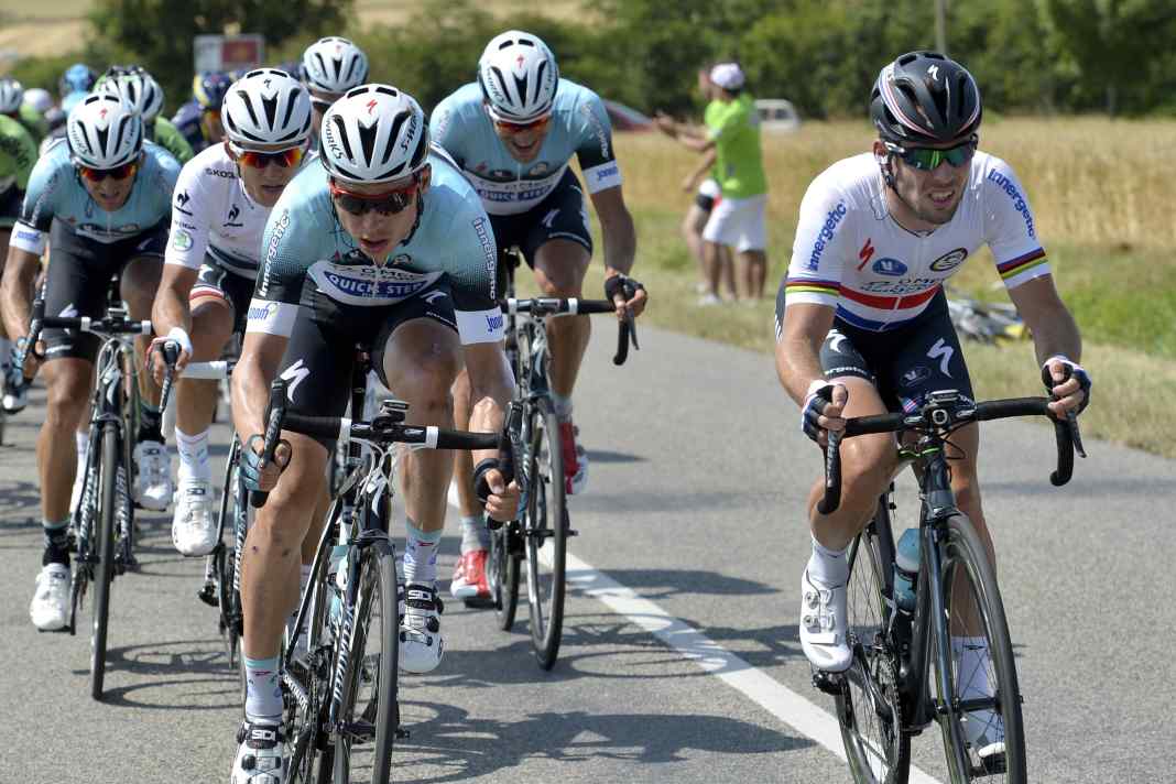 2013 flog das Feld auf dem Weg nach Saint-Amand-Montrond auf einer Windkante auseinander - Tony Martin (vorne links) war maßgeblich daran beteiligt, sein Teamkollege Mark Cavendish gewann die Etappe