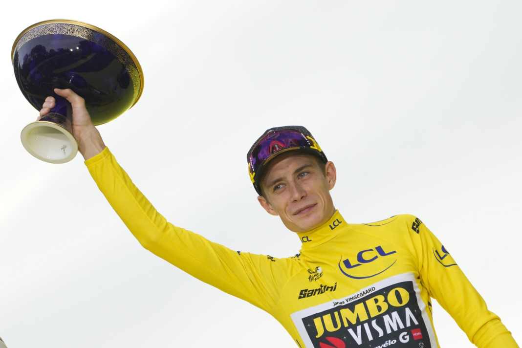 Bei der Tour de France wird nicht nur das Gelbe Trikot gejagt, der Sieger erhält auch eine Porzellanschale als Trophäe ...