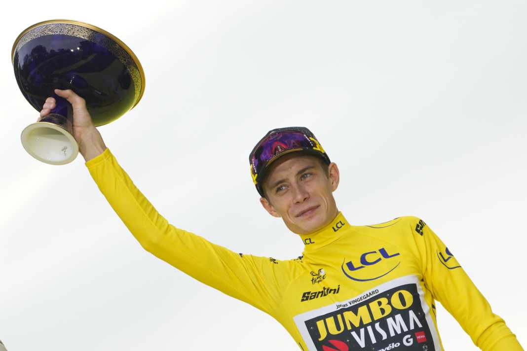 Bei der Tour de France wird nicht nur das Gelbe Trikot gejagt, der Sieger erhält auch eine Porzellanschale als Trophäe ...