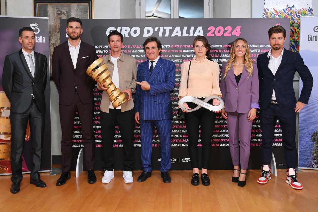 Die (Ex-) Profis Vincenzo Nibali, Filippo Ganna, Primoz Roglic, Urbano Cairo (Präsident RCS MediaGroup), Elisa Longo Borghini, Letizia Paternoster und Peter Sagan bei der Präsentation des Giro d'Italia 2024.