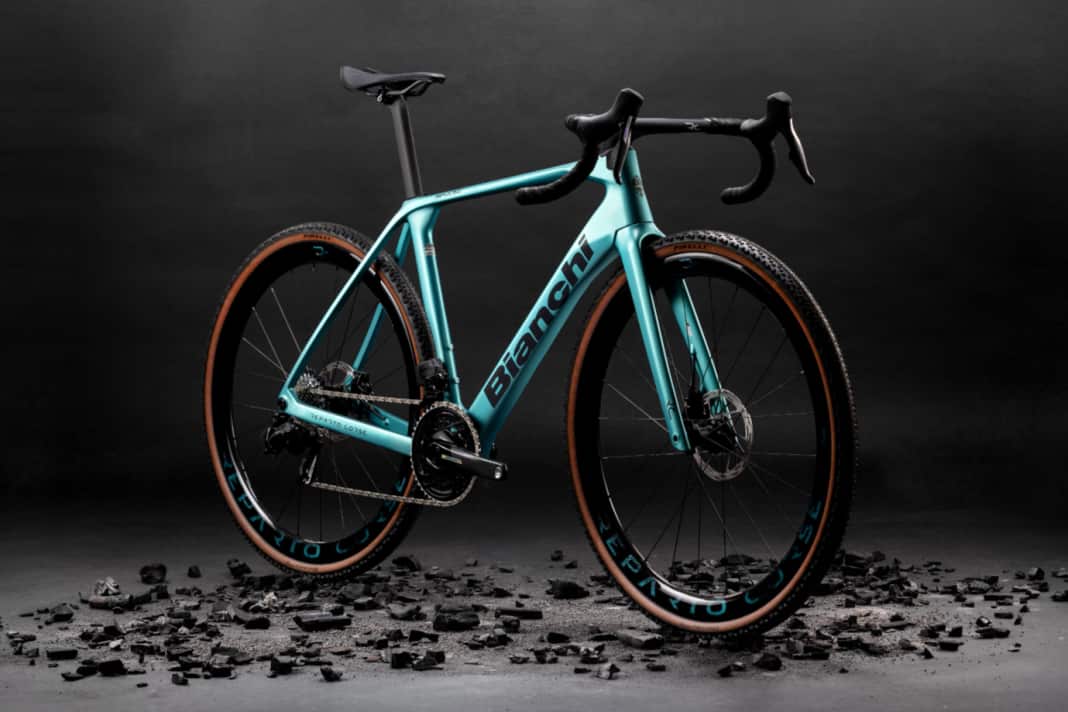 Das neue Impulso von Bianchi versteht sich als race-optimiertes Gravelbike. Durch Anleihen von den Rennmaschinen Oltre RC und Specialissima soll es schneller als der Vorgänger sein.