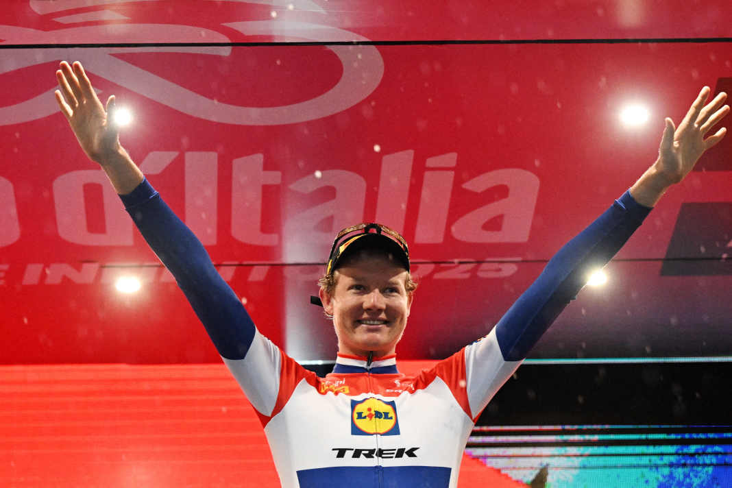 Daan Hoole (Lidl – Trek) feiert den ersten Grand-Tour-Etappensieg seiner Karriere.