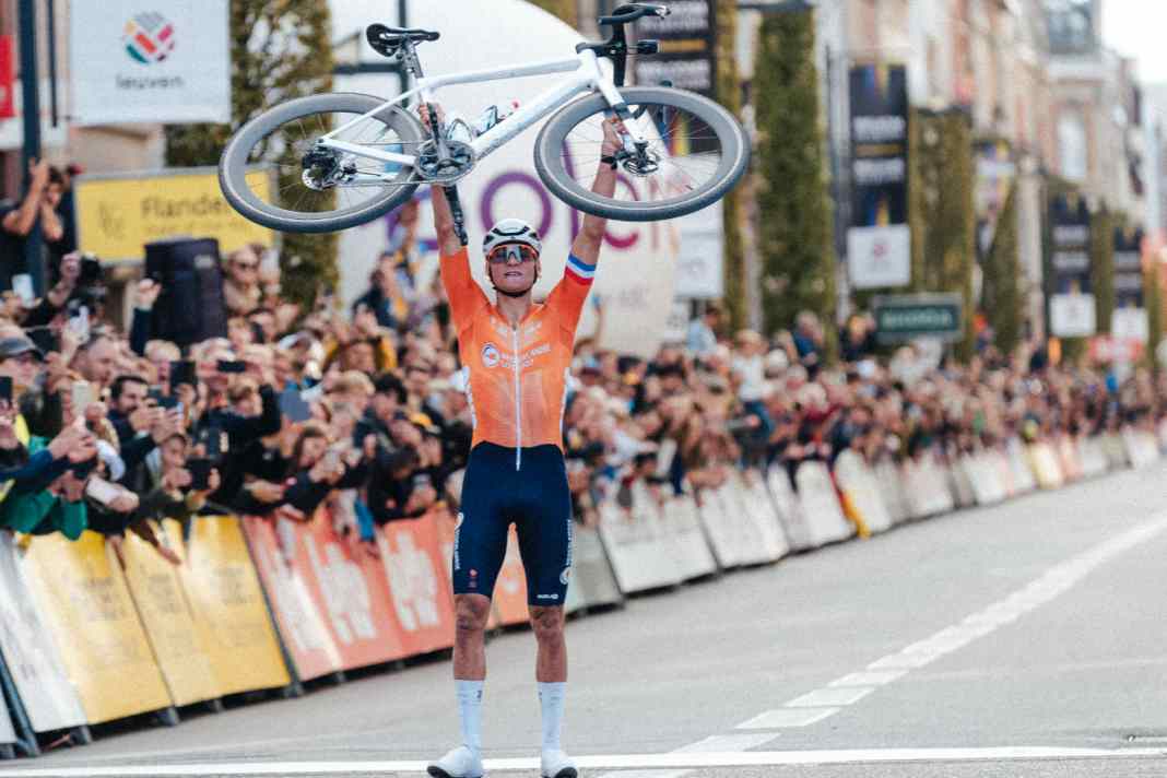 Bei seinem ersten Gravel-Rennen in diesem Jahr sicherte sich Mathieu van der Poel auf Anhieb den Sieg und schlüpfte damit ins Regenbogen-Trikot.
