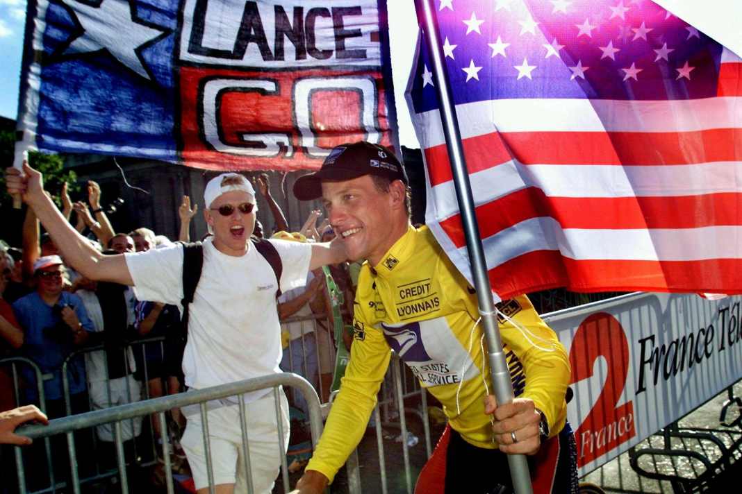 Lance Armstrong feiert 1999 den Sieg bei der Tour de France auf den Champs Elysees.