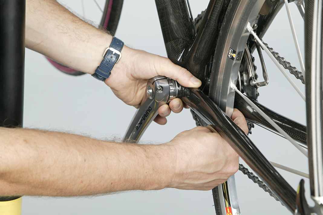 Fixieren Sie das Fahrrad in einem Montageständer und bewegen Sie das Laufrad zwischen den Hinterbaustreben beziehungsweise Gabelbeinen seitlich hin und her. Unterscheiden Sie zwischen leichter Verformung, die von der seitlichen Elastizität der Felge und Speichen herrührt und leichtem Rucken, das von den Lagern ausgeht.