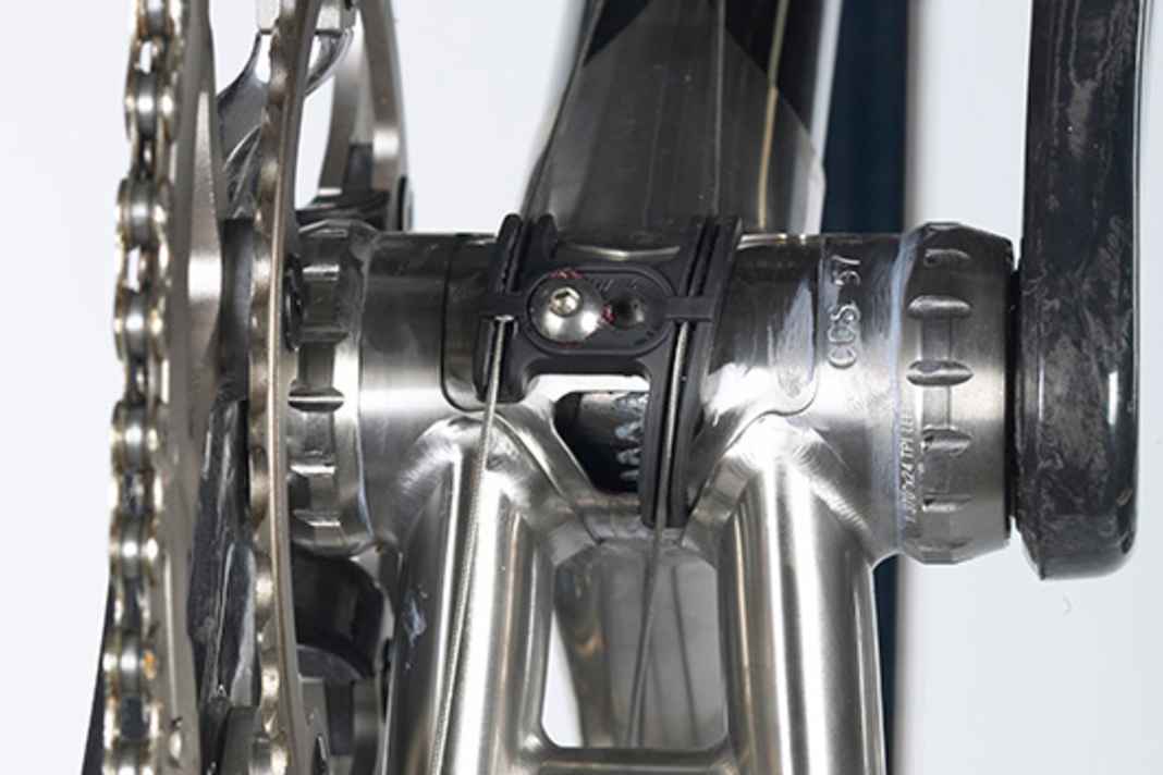 1. Ist an der Unterseite des Tretlagergehäuses eine Bohrung vorhanden, kann eingedrungenes Wasser ablaufen, der Rahmen trocknet von alleine aus. Früher war das üblich, viele Rahmenkonstrukteure haben diese alte Tugend des Stahlrahmenbaus offensichtlich vergessen.