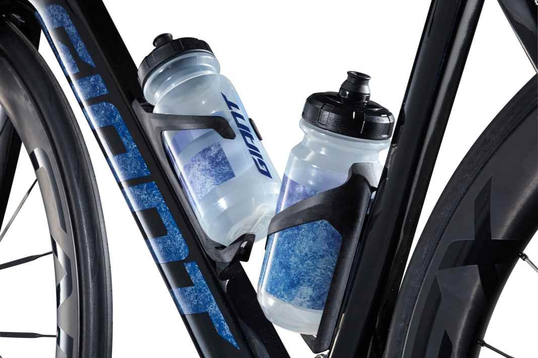 Selbst die Flaschenhalter hat Giant auf Windschnittigkeit optimiert. Alle Propel-Modelle werden damit ausgeliefert.
