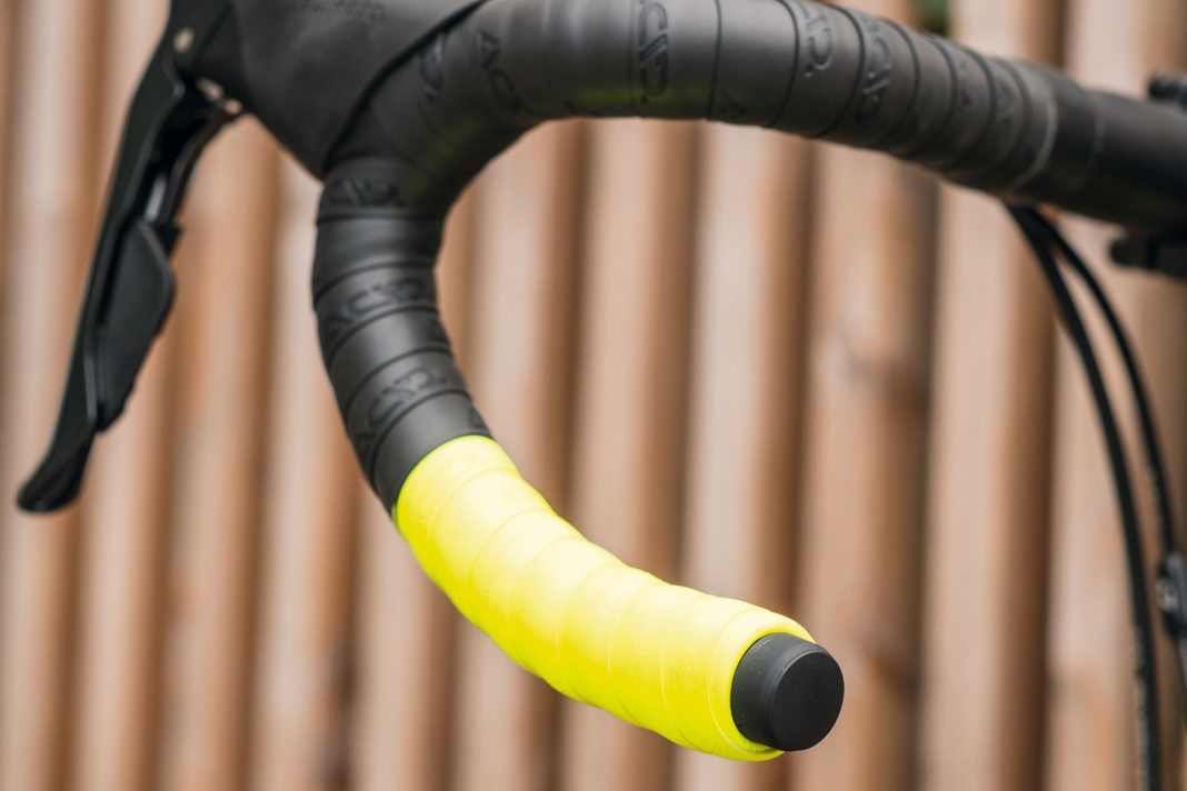 Gut versteckt: Den flexiblen Bikefinder-Tracker kann man sogar in gebogene Rennlenker schieben