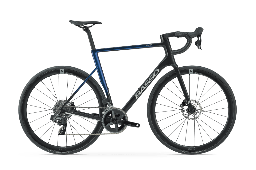 Das Basso Astra gibt's entweder mit elektronischer Schaltgruppe von Shimano (105 Di2, Ultegra Di2) und SRAM (Rival eTap, Force eTap) oder mechanischer Schaltgruppe von Campagnolo (Chorus).