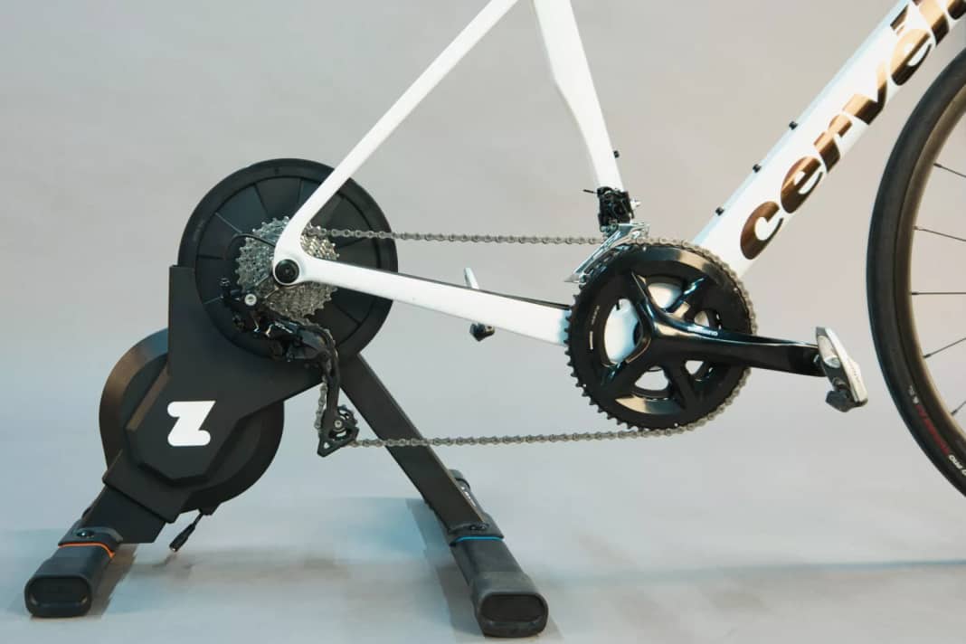 Rund zehn Minuten nach Öffnen des Pakets konnte die erste Testfahrt mit dem Zwift Rollentrainer gestartet werden.