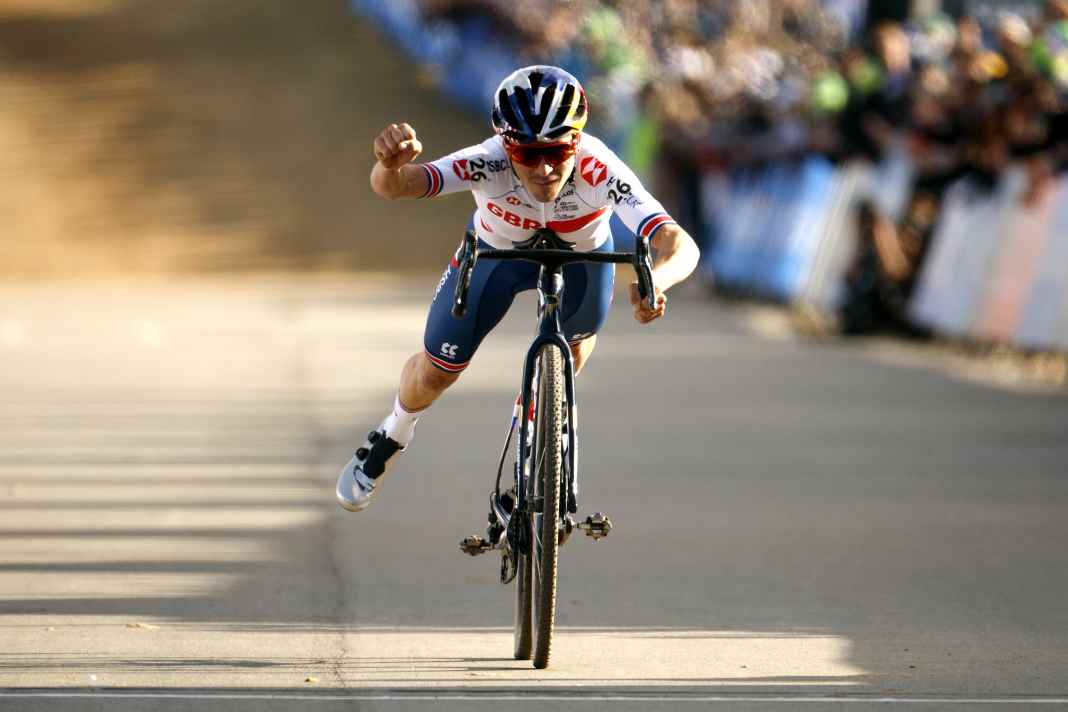Flying Circus: Der Brite Tom Pidcock (Ineos Grenadiers) ist in allen Sätteln versiert. Seinen ersten großen Erfolg der Saison 2022 feiert der Mountainbike-Olympiasieger im Januar als Cross-Weltmeister im US-amerikanischen Fayetteville im Bundesstaat Arkansas.