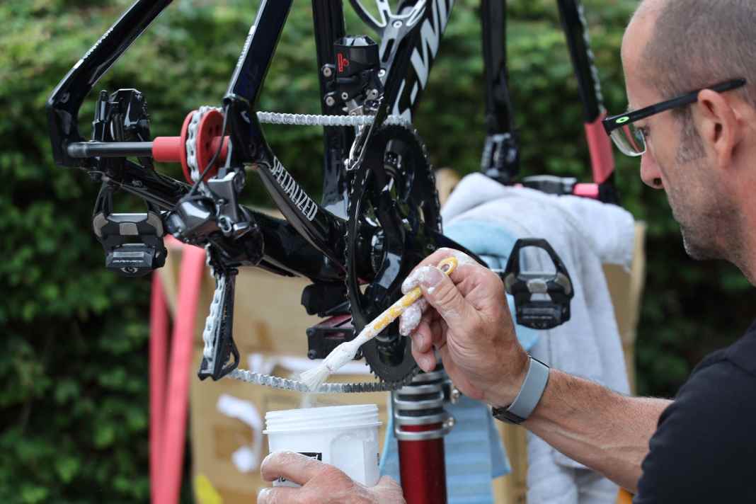 Alles für den Speed: Guido Scheeren, Mechaniker beim Team Quick-Step Alpha Vinyl, präpariert die Ketten der Zeitfahrmaschinen mit Teflonpulver