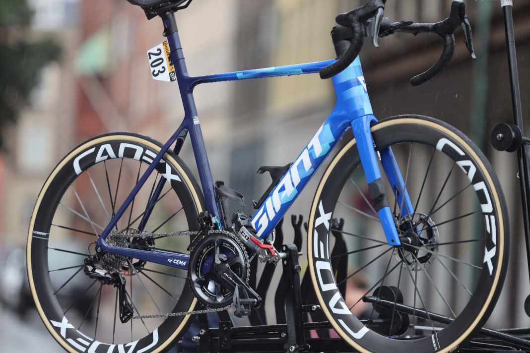 Vom Aero-Boliden zum Allrounder: Das Team BikeExchange-Jayco ist in Frankreich auf einem neuen Giant Propel unterwegs. Der Renner ist im Vergleich zum Vorgänger weniger aerodynamisch und dürfte deutlich leichter sein. Neu sind zudem die Laufräder von Cadex mit Carbon-Speichen.