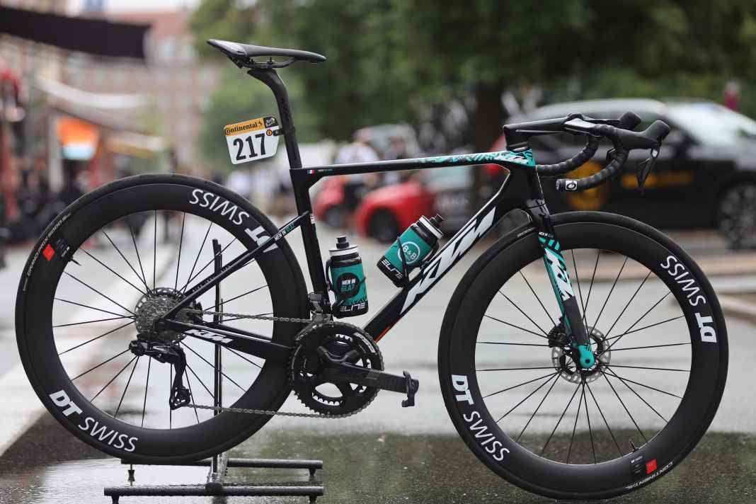 Nach der Rennpremiere bei der Dauphine hat das Team B&B Hotels-KTM auch bei der Tour das neue KTM Revelator Alto im Einsatz. TOUR bekam das Modell von Pierre Rolland (Frankreich) vor die Linse. 