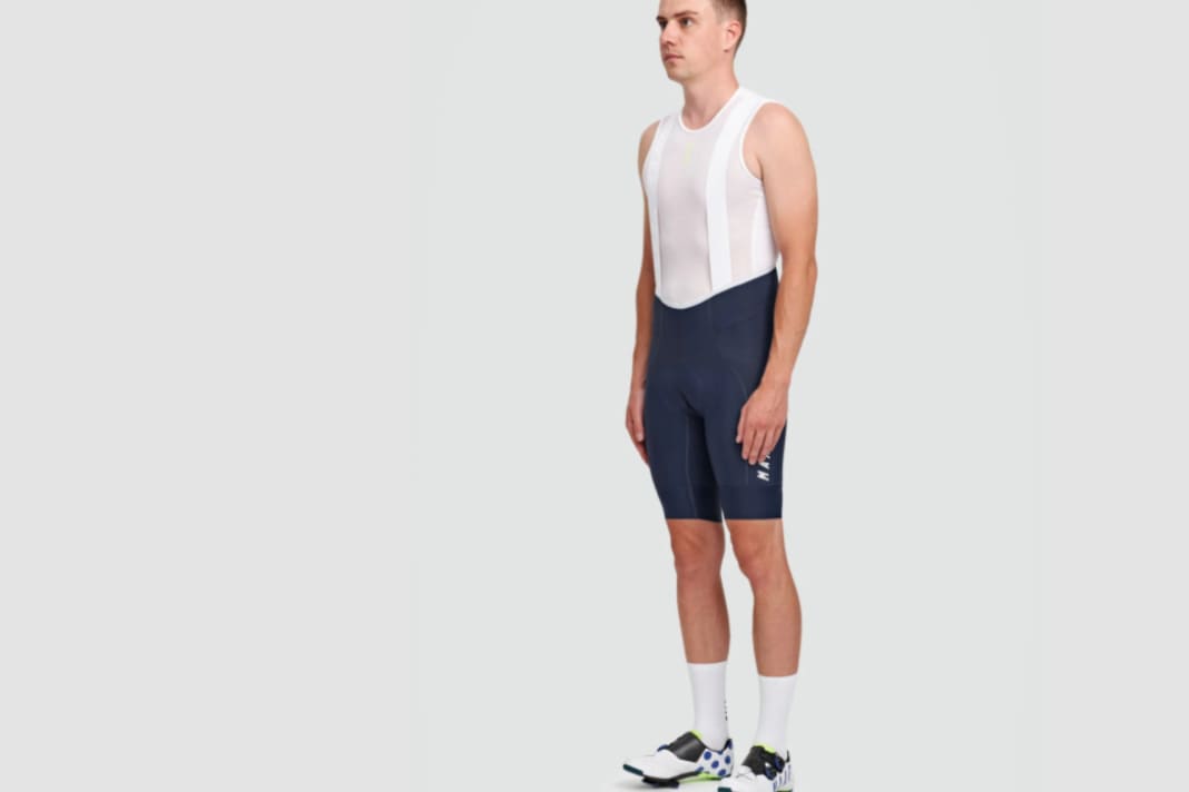 Viel Stoff: Die Team Bib Evo Hose von Maap sticht mit langen Abschlüssen, breiten Trägern und ein einem Bauchabschluss in Bauchnabelhöhe ins Auge.