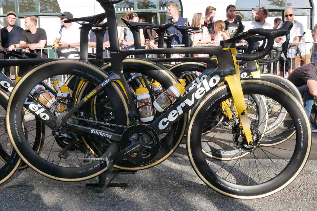 Das Facelift des Cervélo S5 wurde erstmals bei der Tour of Valencia im Februar gesichtet. Die Änderungen sind vor allem am flächigen Steuerrohr zu erkennen. Der Aero-Bolide von Jumbo-Visma dürfte damit noch windschnittiger sein als sein Vorgänger.