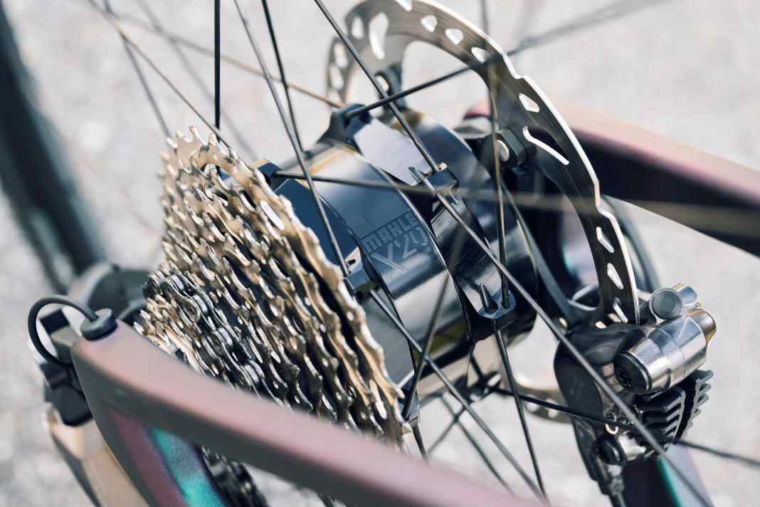 Das Herzstück des Reveal Plus ist der X 20-Nabenmotor von Mahle mit einem Drehmoment von 55 Nm. Der ins Unterrohr integrierte Akku soll eine Kapazität von 250 Wh haben.
