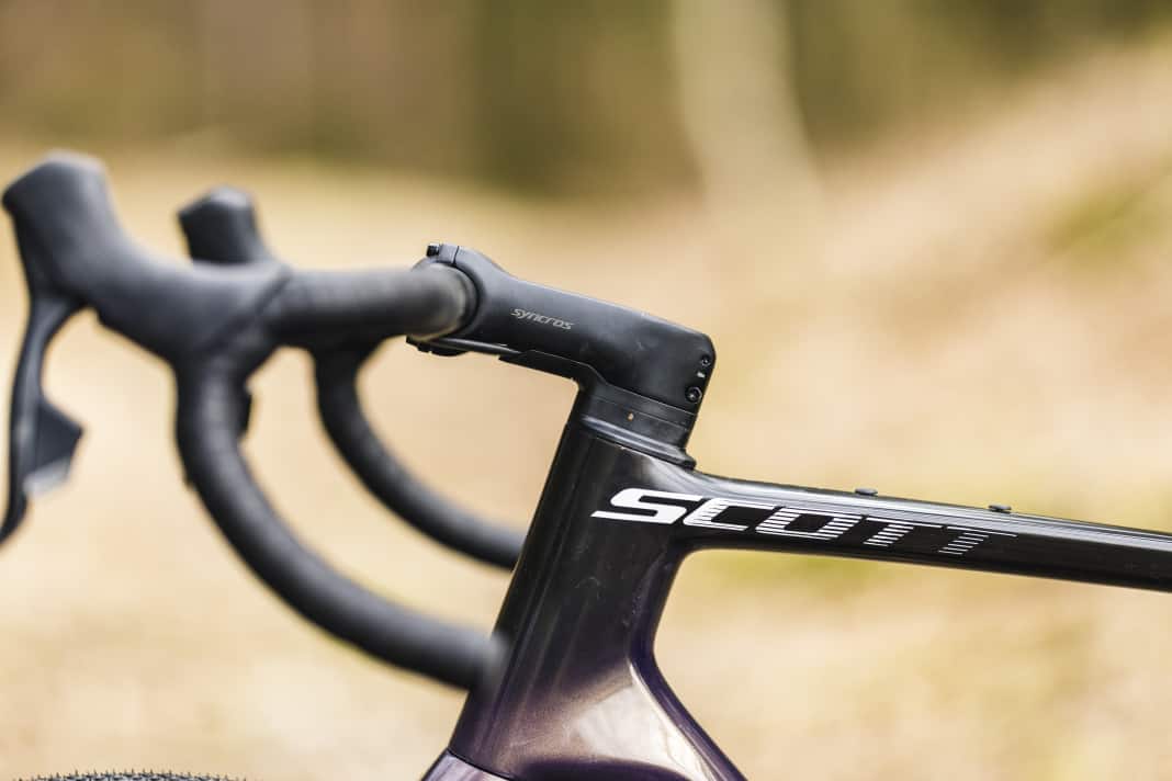 Versteckt verlegte Leitungen werden auch an Gravelbikes immer mehr zur Normalität. Nachteil sind die eingeschränkten Verstellmöglichkeiten.