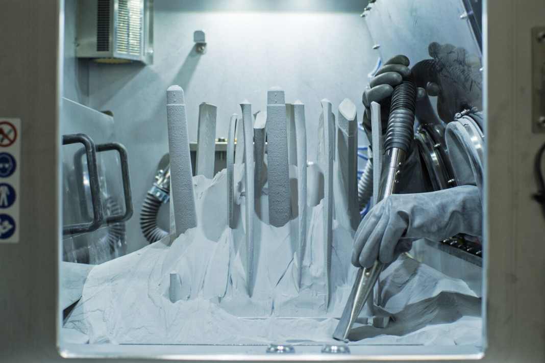 Nachdem das übrige Pulver entfernt ist, bleibt festes Metall übrig. Der Rahmen besteht aus fünf Teilen, die anschließend miteinander verklebt werden