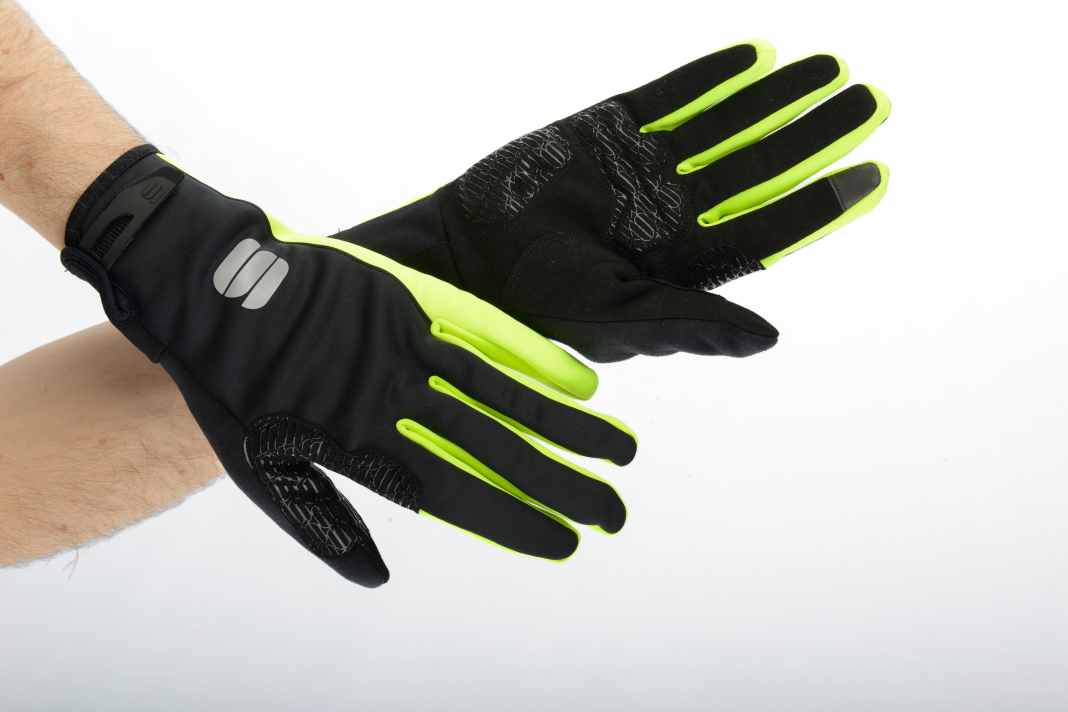Wasser perlt vom Handrücken gut ab, die Innenhand bietet viel Grip 