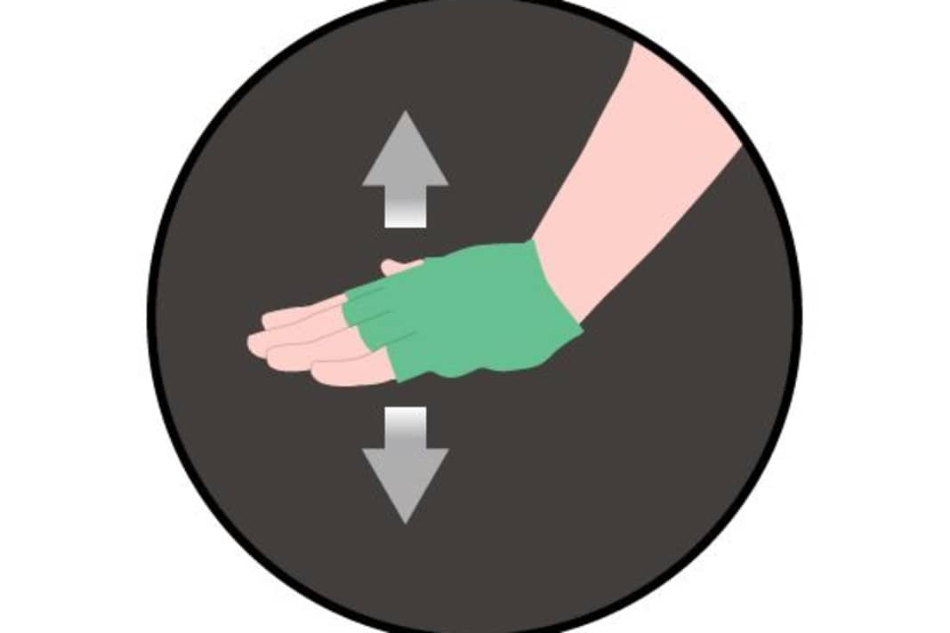 Die wichtigsten Handzeichen in der Rennrad-Gruppe: Tempo rausnehmen - Handfläche zeigt zum Boden, die Hand wippt auf und ab. 
