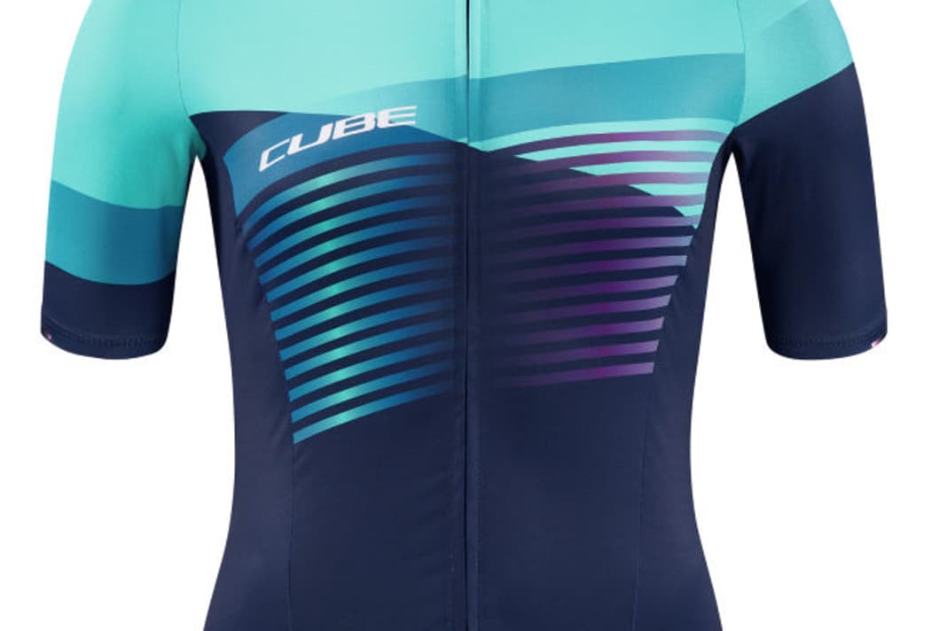 Ein Set besteht jeweils aus Trikot, Hose, Windweste und Handschuhen.