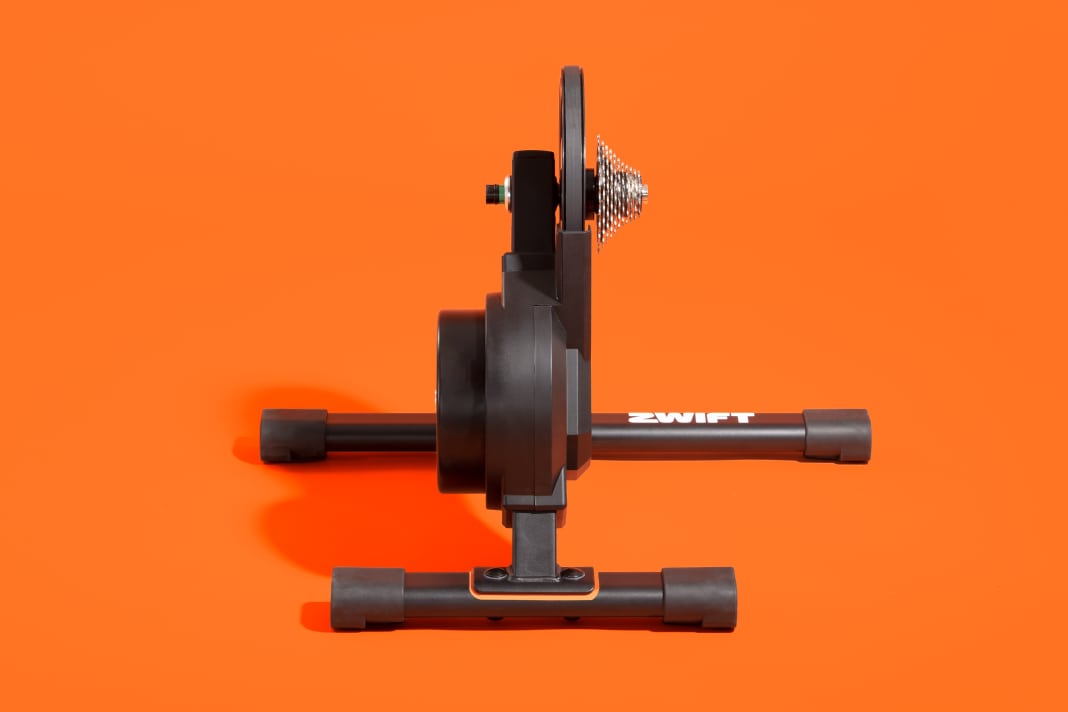 Relativ kompakt fällt der Zwift-Rollentrainer aus.