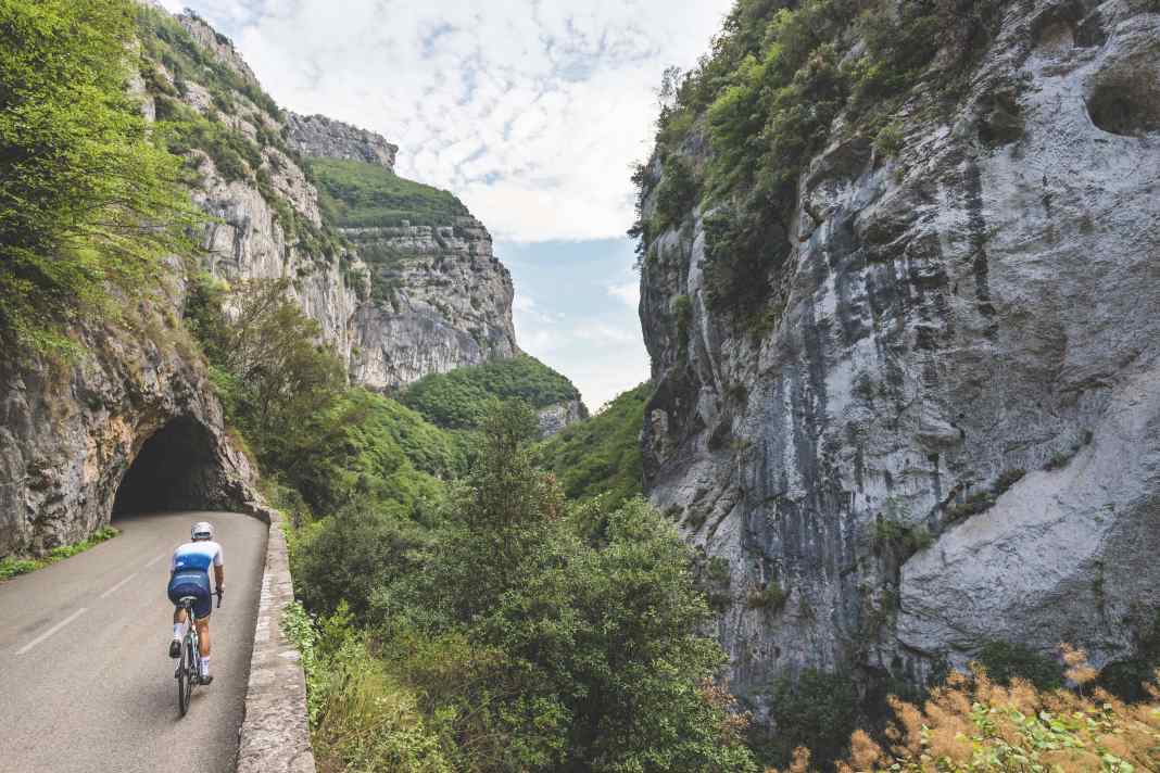 Fahrt durch die Wolfsschlucht bei Courmes mit dem gleichnamigen Fluss Le Loup (Tour 1)