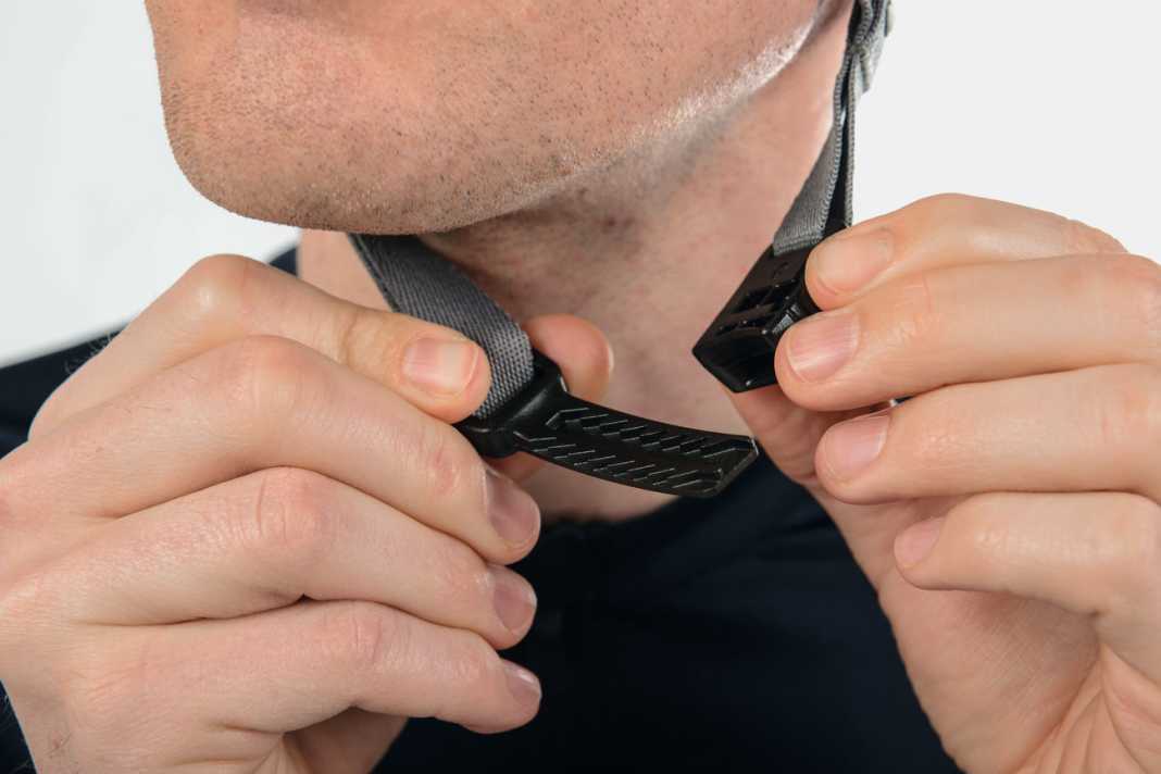 Dank Ratschenverschluss lässt sich der Kinnriemen am Giro Isode Mips flexibel einstellen