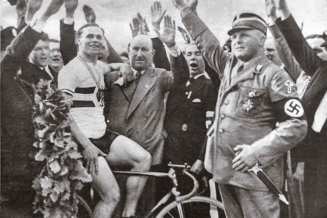 Ohne Gruß: Albert Richter gewinnt die Deutschen Meisterschaften 1934 in Hannover. Claqueure und NS-Schergen heben den Arm zum Hitler-Gruß, Richter verweigert. Er ­starb unter mysteriösen Umständen 1940 in ­einem Gefängnis der ­Gestapo.