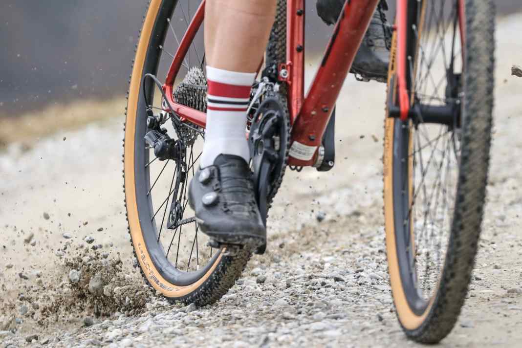 Schnell auf Asphalt und griffig im Gelände. Ein guter Gravel-Reifen muss auf vielen Untergründen performen