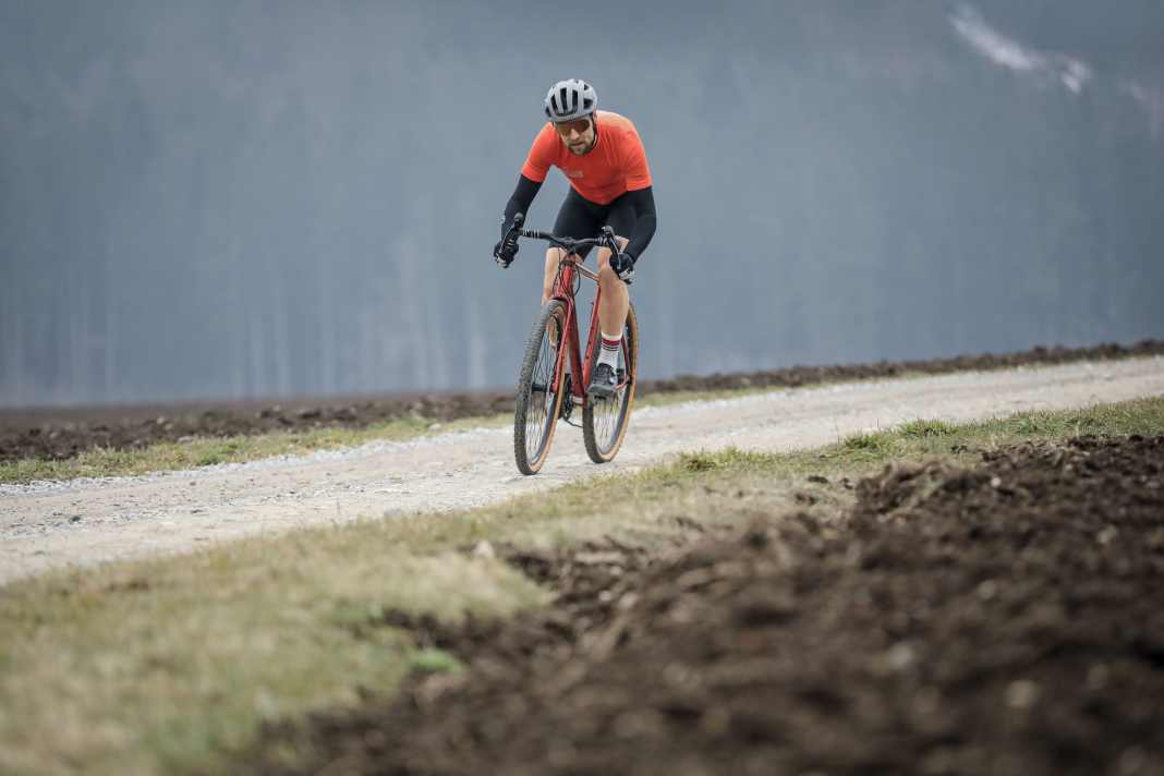 Wie viel Gravelbike bekommt man für maximal 2000 Euro? Zehn aktuelle Modelle aus Carbon und Alu stellen sich dem TOUR-Test