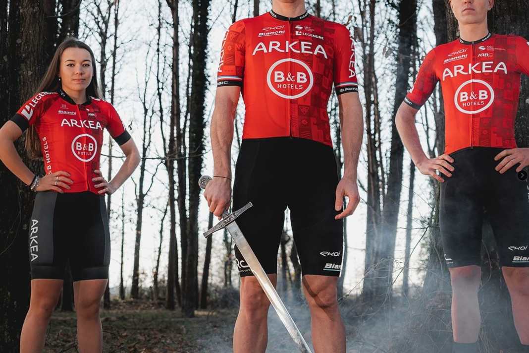 Marie-Morgane le Deunff (links), Arnaud Demare (Mitte) und Pierre Thierry (rechts) mit dem neuen Trikot von Arkea - B&B Hotels im mystischen Wald von Broceliande