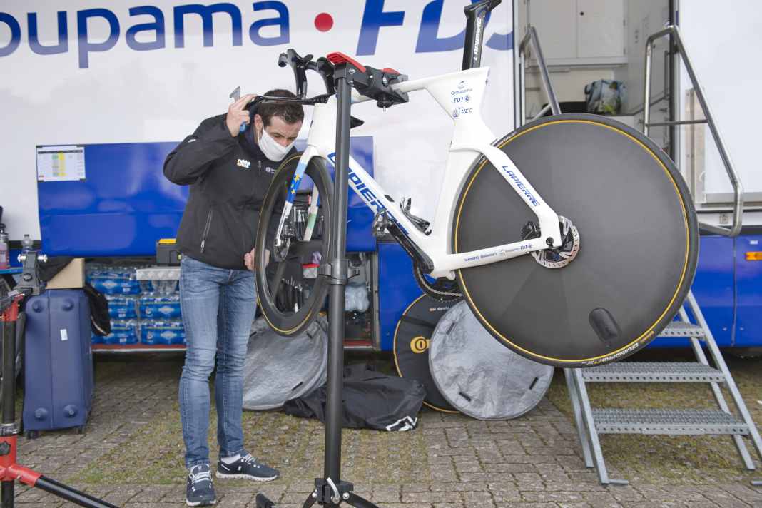 Lange bevor sich die Profis auf der Rolle warm fahren, begnnen die Mechaniker mit dem Aufbau der Räder.