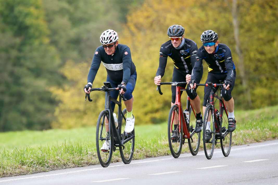 Teufelszeug oder Segen der Technik? Am E-Rennrad scheiden sich die Radsport-Geister. Aber mitreden kann nur, wer’s ausprobiert – oder diesen Artikel liest.