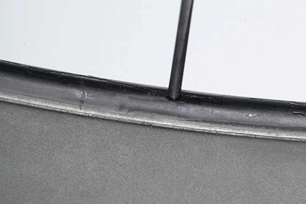 1. Nicht nur Rahmen und Gabel, auch Laufräder können unbemerkt schwerer werden, wenn Spritzwasser, bedingt durch die Zentrifugalkraft des sich drehenden Rades, an den Speichen entlang und an den Nippeln vorbei in die Felgenkammern läuft.