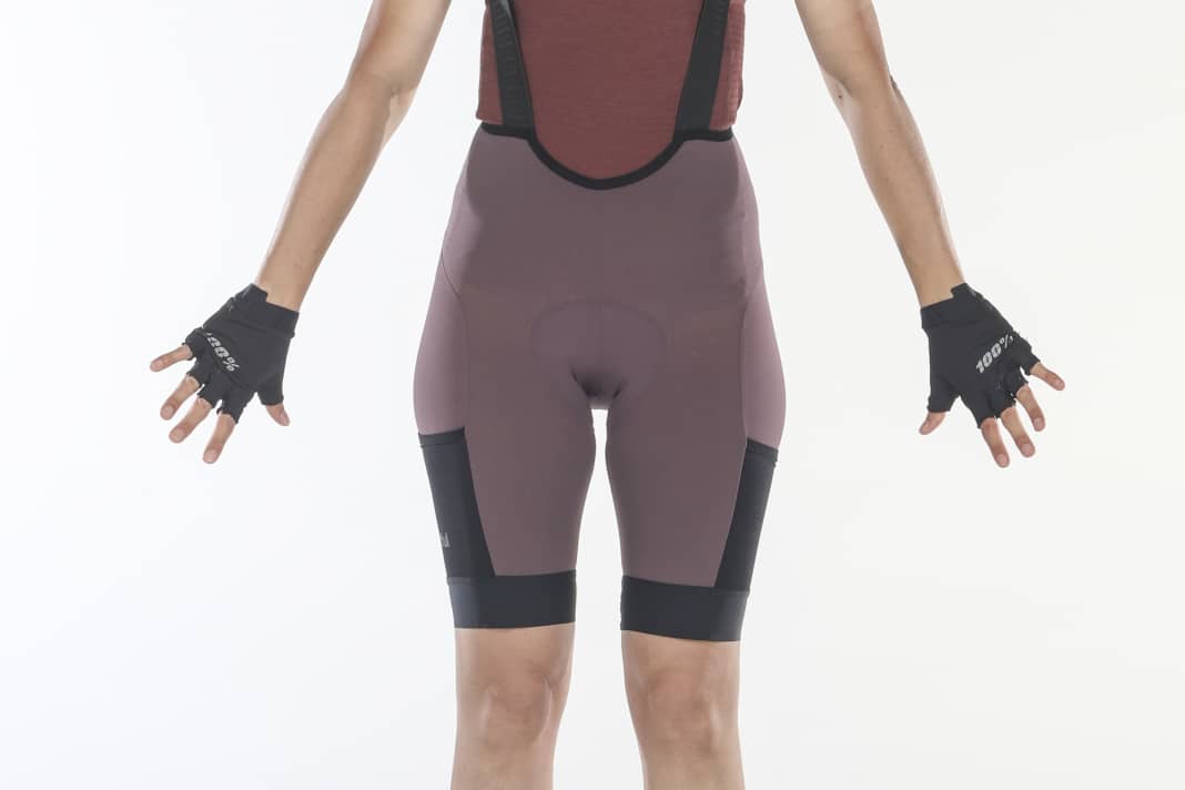Die Sportful Supergiara 2 W Bibshort richtet sich vor allem an Sportlerinnen, die Kilometer schrubben möchten - egal ob auf dem Gravelbike oder beim Marathon