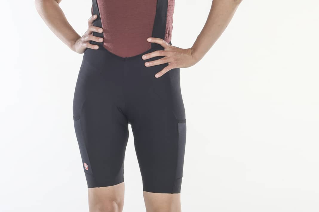 Castelli hat mit der Unltd Endurance Bibs W eine robuste Fahrradhose mit praktischen Extras im Programm