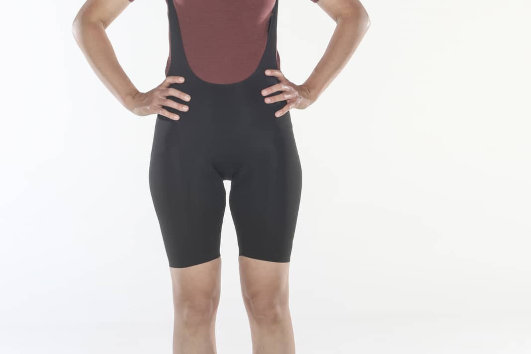 Shimano lässt seine W’s Eleganza Bib Shorts in Italien aus feinem Zwirn schneidern. Ob die leichte Radhose auch in der Praxis punktet?