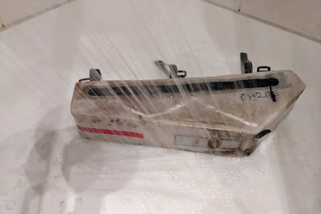 Schritt 1: Tasche nass machen. Wir haben die Dusche gewählt.