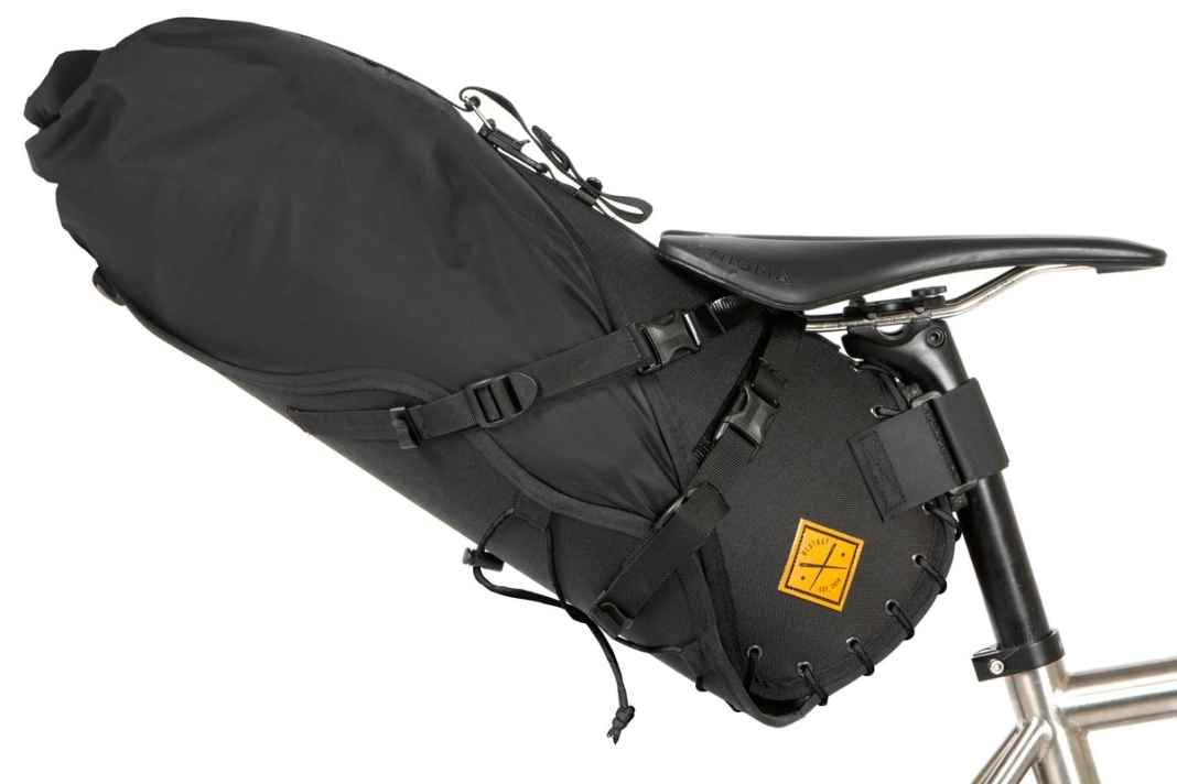 Die "Arschrakete" von Restrap besteht aus einem Holster und einem Drybag. Das Holster kann am Rad bleiben, während sich der Drybag schnell entnehmen lässt.