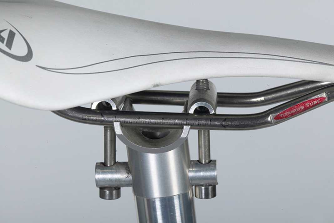 1. Nicht jede Sattelstütze ist so offen wie diese – aber Spritzwasser läuft immer an der Sattelstütze entlang ins Rahmeninnere. Weil Stütze und Rohr selten perfekt zueinander passen, dringt es durch kleine Schlitze ins Innere. Auch durch die Öffnungen innen verlegter Bremszüge oder das Lenkungslager kann Wasser eindringen.