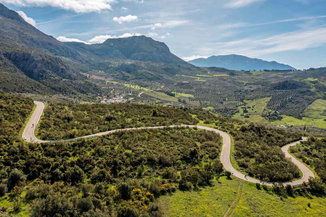 Rund 30 Kilometer nördlich der Mittelmeerküste schlängelt sich der Anstieg zum Puerto del Sol auf 1086 Meter Höhe
