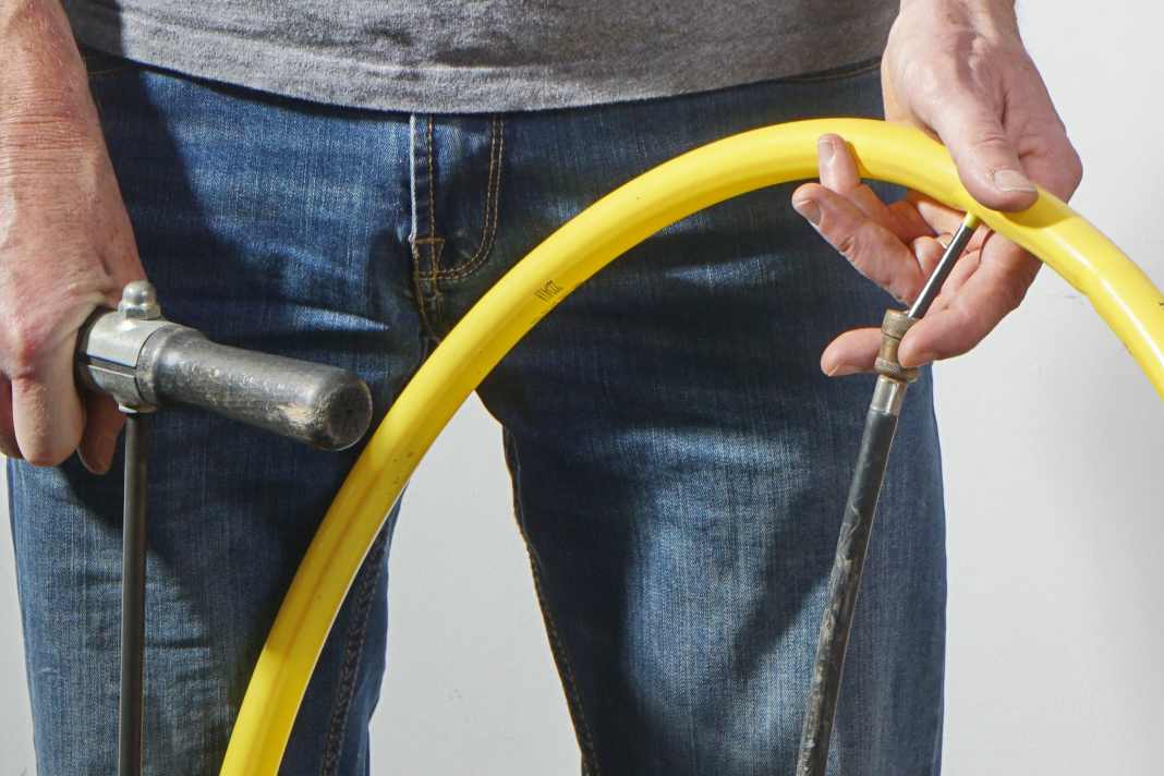 Schlauch leicht anpumpen – mit maximal 0,3 Bar außerhalb des Mantels. Wenn kein Manometer zur Hand ist: Gerade so anpumpen, dass man den Schlauch gut fassen kann, er soll sich nicht ausdehnen. Bei Zweitverwertung nicht in kleinere Mäntel einlegen!